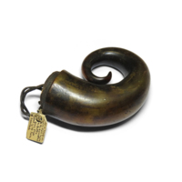 Snuff mull. A small spiral shaped horn with a wooden top and leather cord.